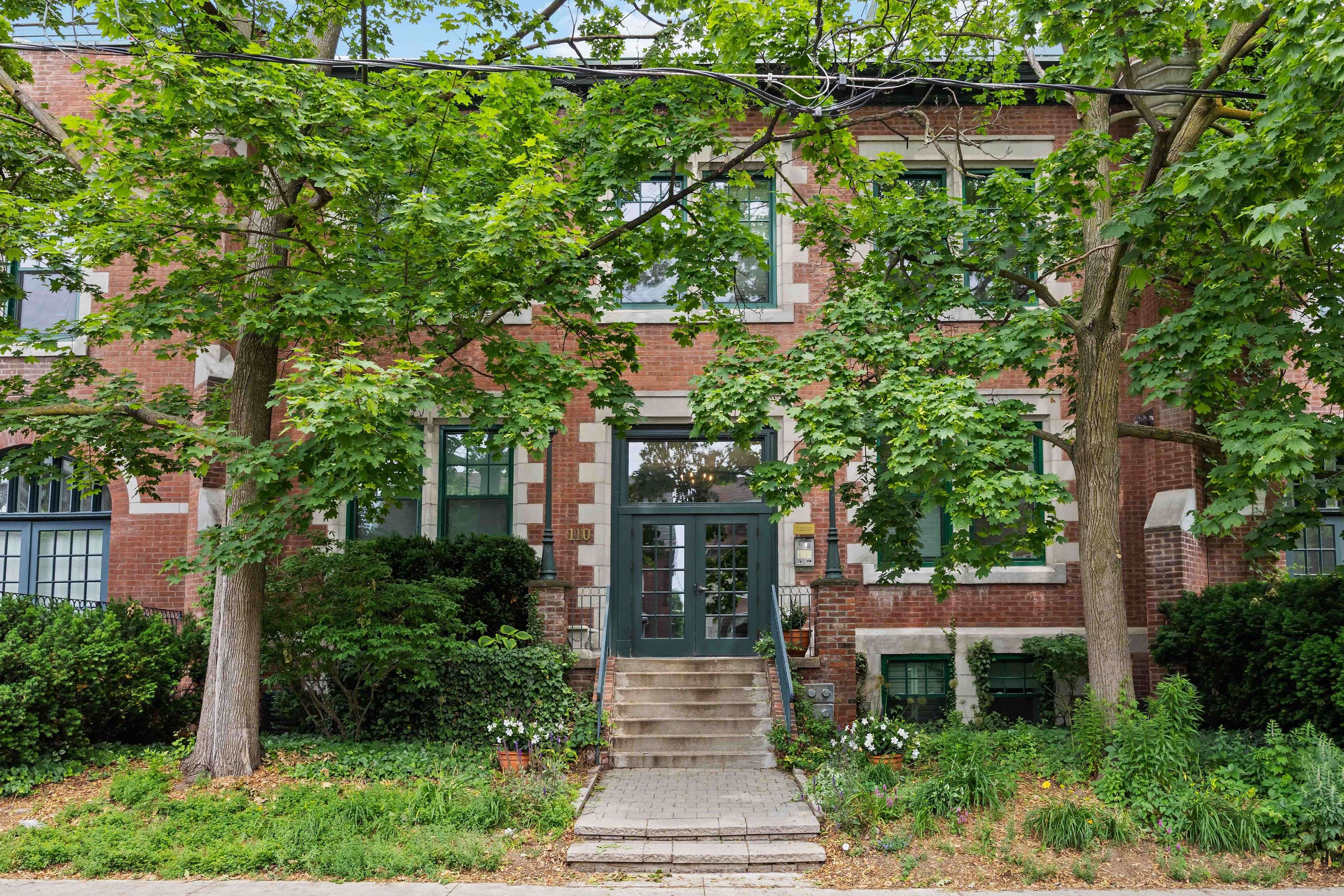 110 Hepbourne ST #202, Toronto C01, ON M6H 1K5