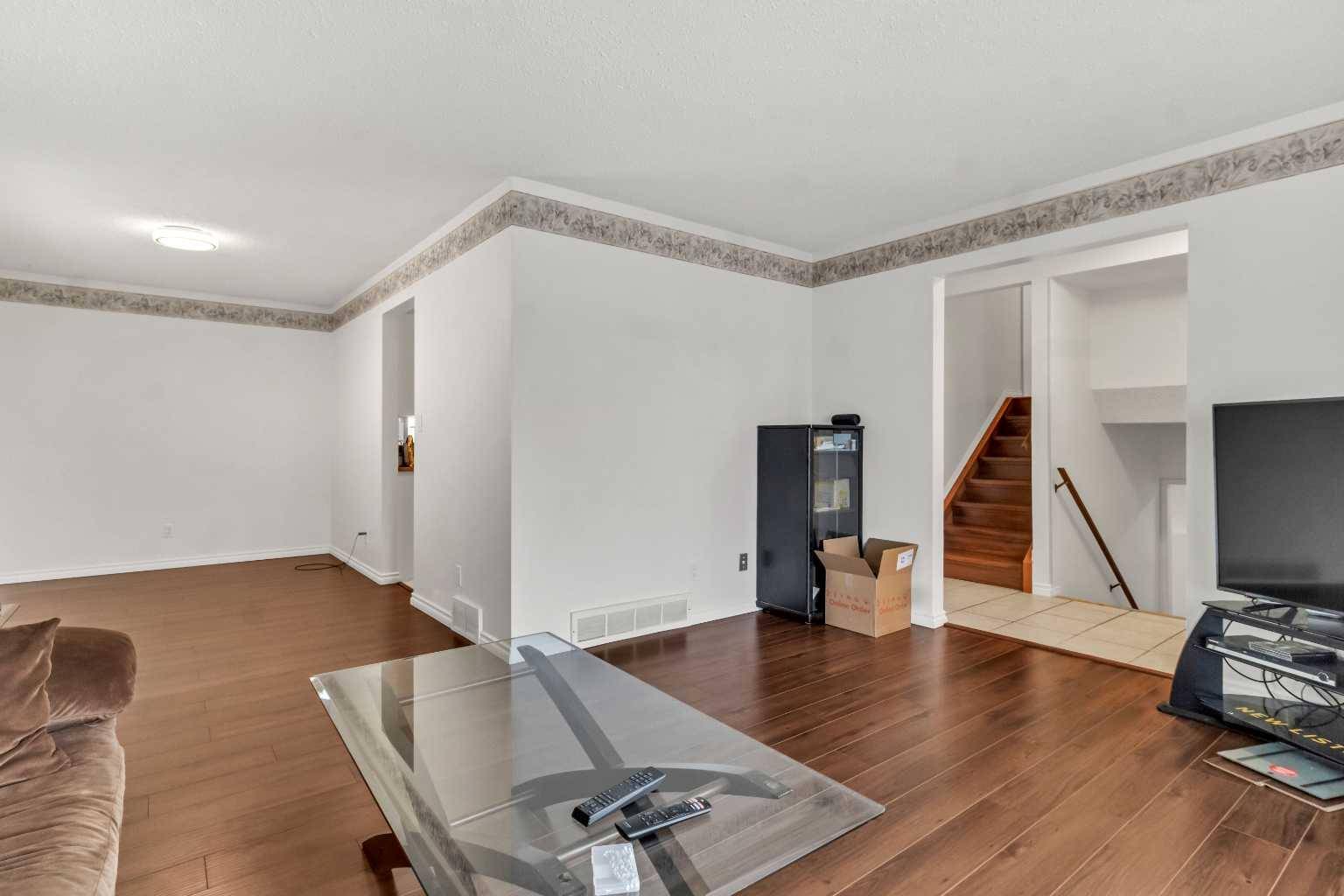 Calgary, AB T1Y 3R8,6215 Temple DR NE