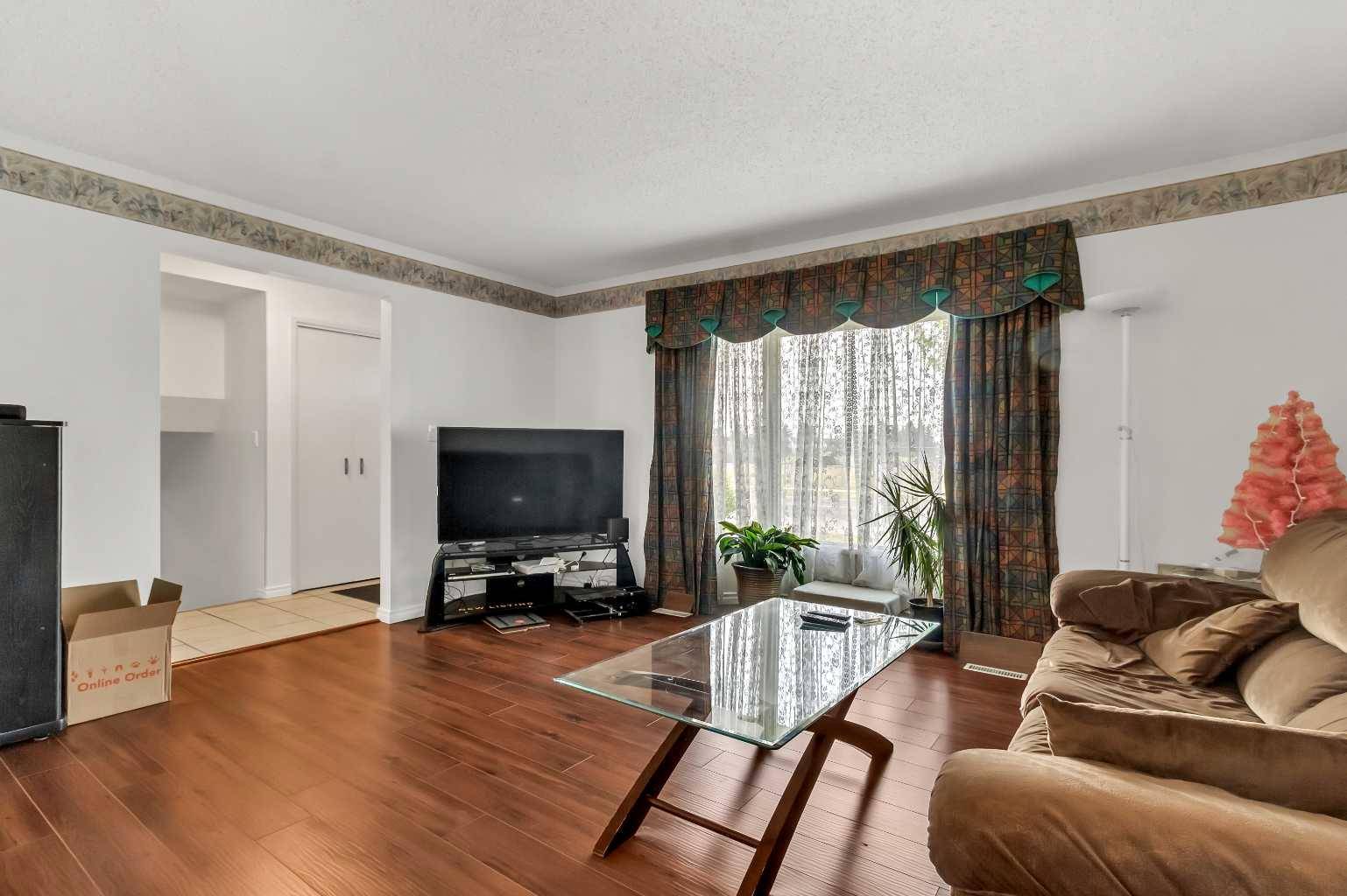 Calgary, AB T1Y 3R8,6215 Temple DR NE