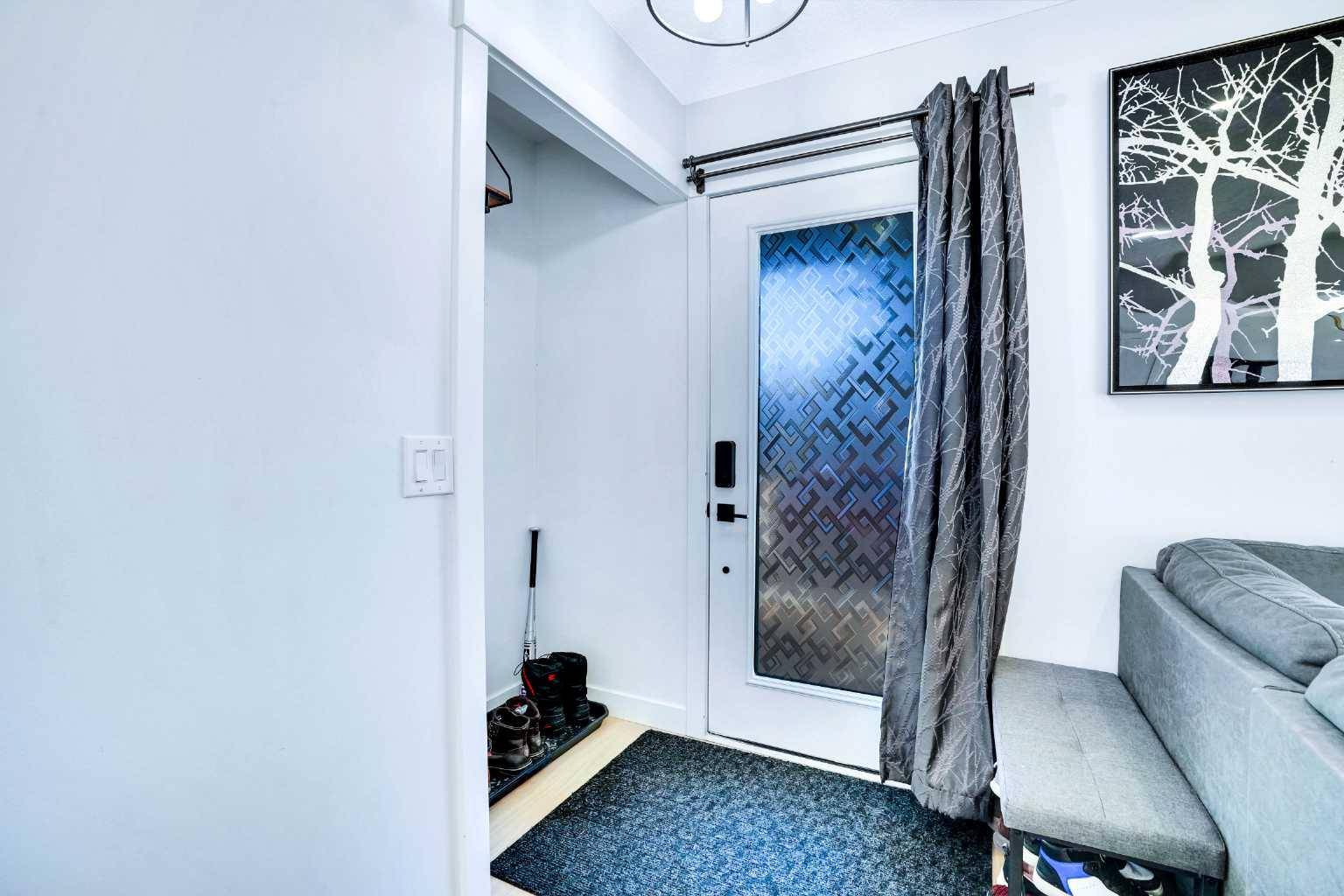 Calgary, AB T2C 1H6,725 Olympia DR Southeast