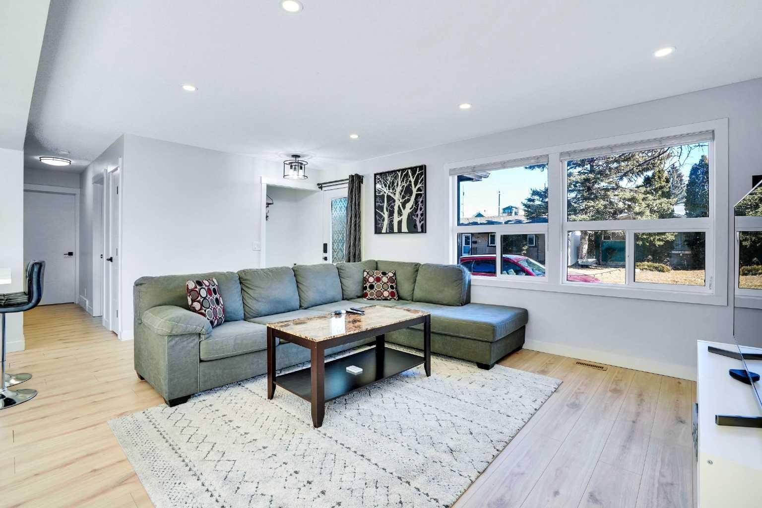Calgary, AB T2C 1H6,725 Olympia DR SE