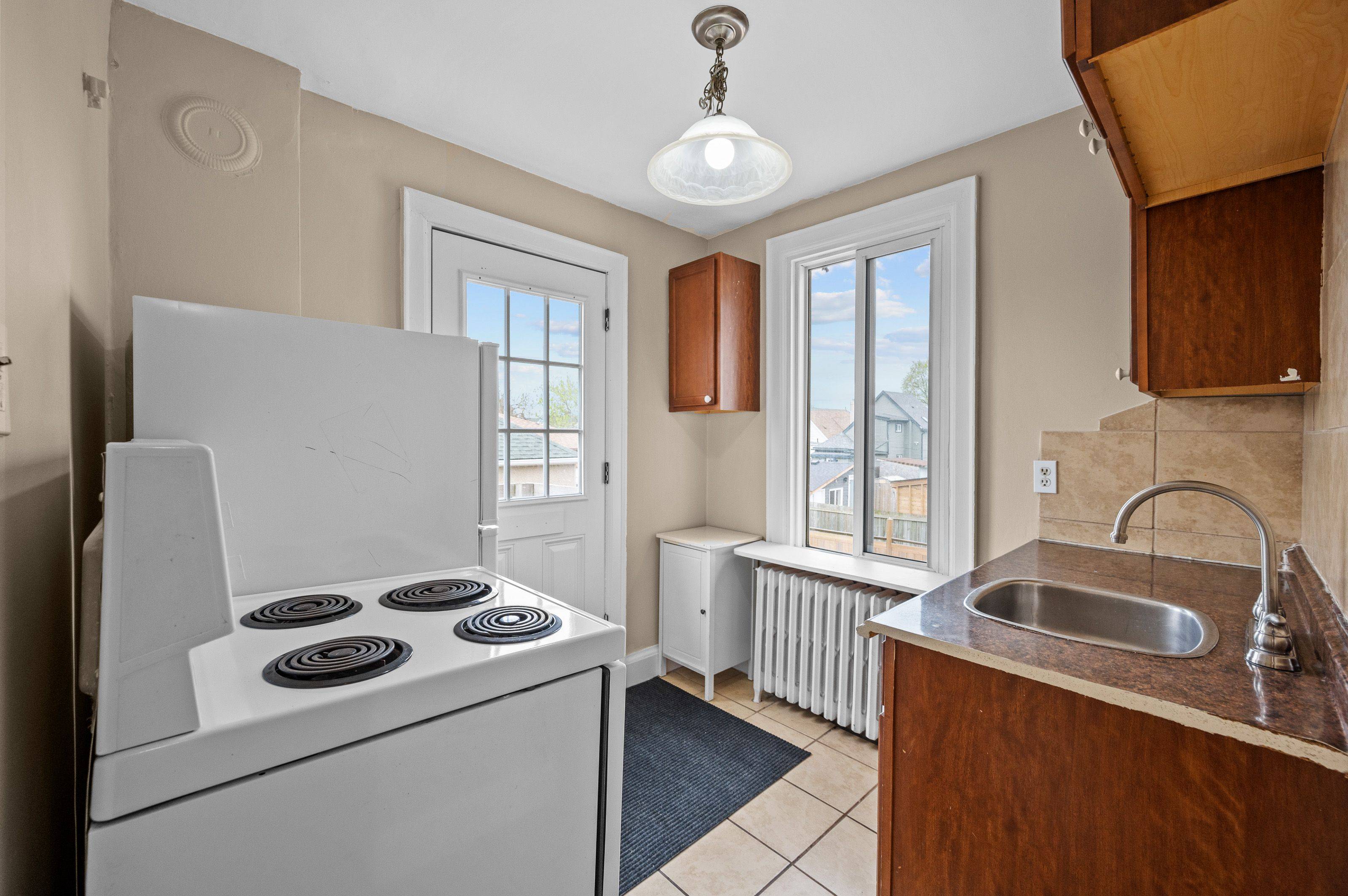 Hamilton, ON L8H 4K4,128 Britannia AVE #2