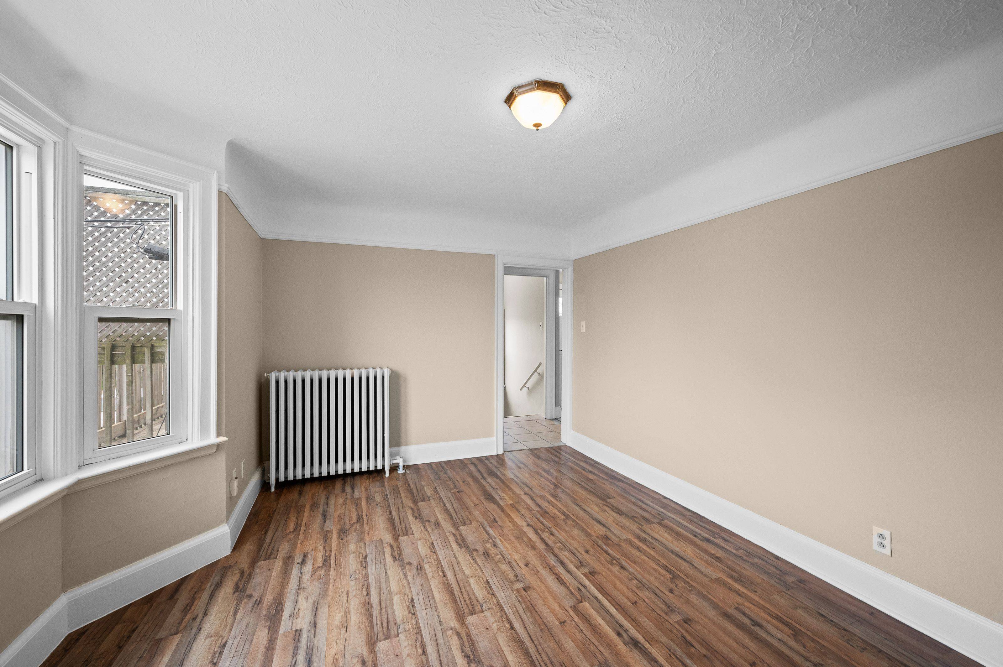Hamilton, ON L8H 4K4,128 Britannia AVE #2