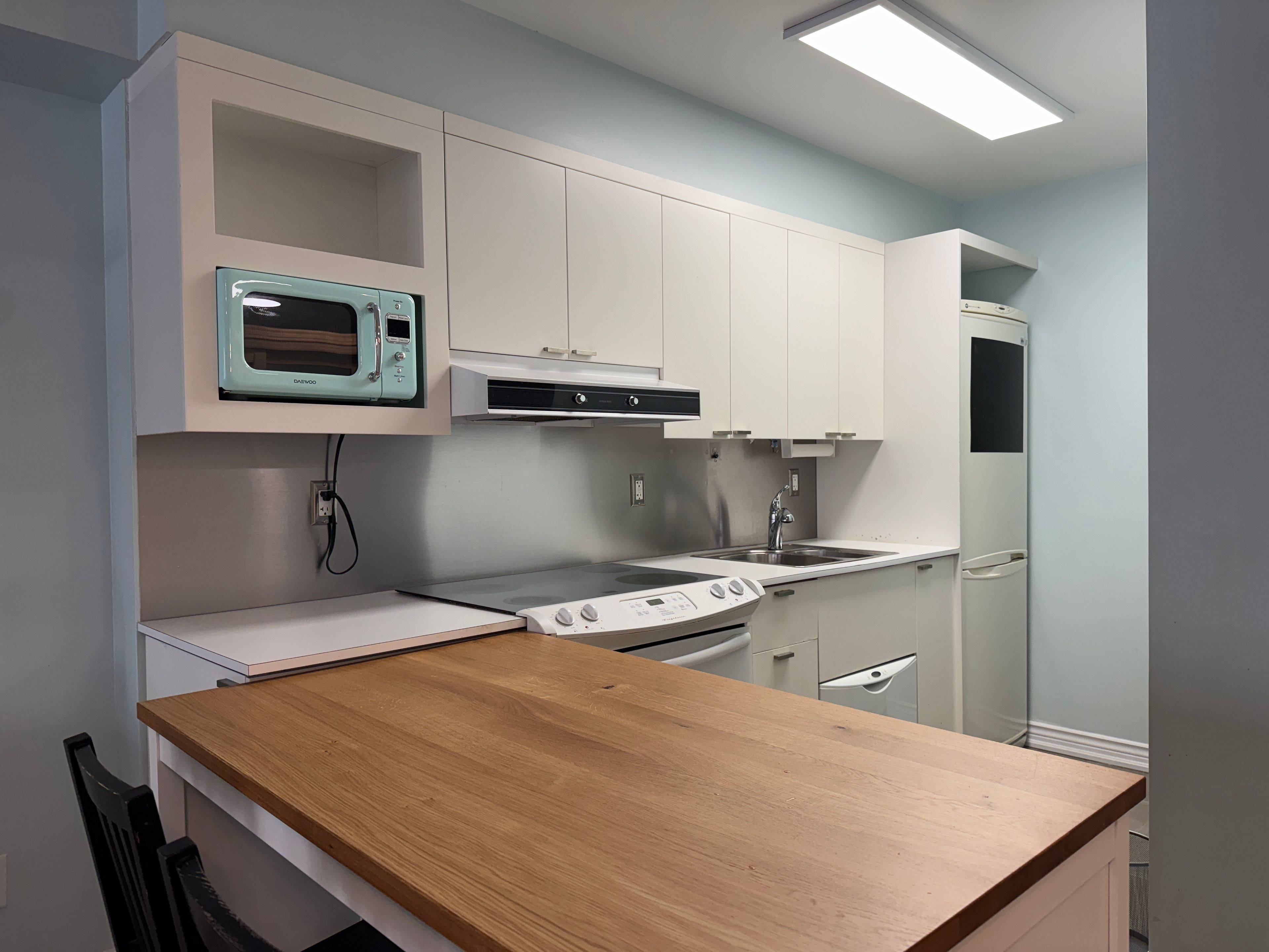 Toronto C01, ON M5G 1P7,111 Elizabeth ST #921