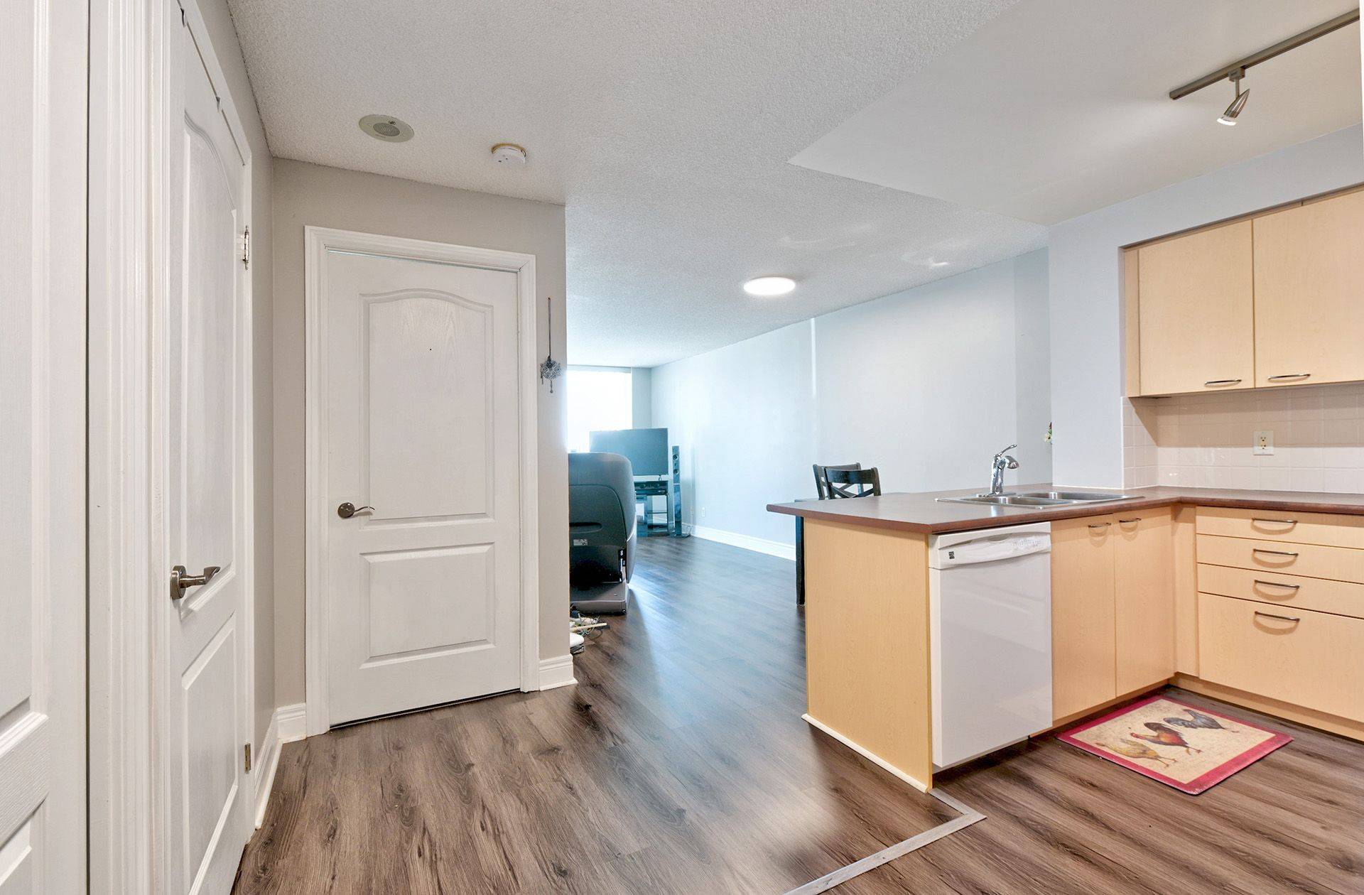 Markham, ON L3T 7Y6,62 Suncrest BLVD #717