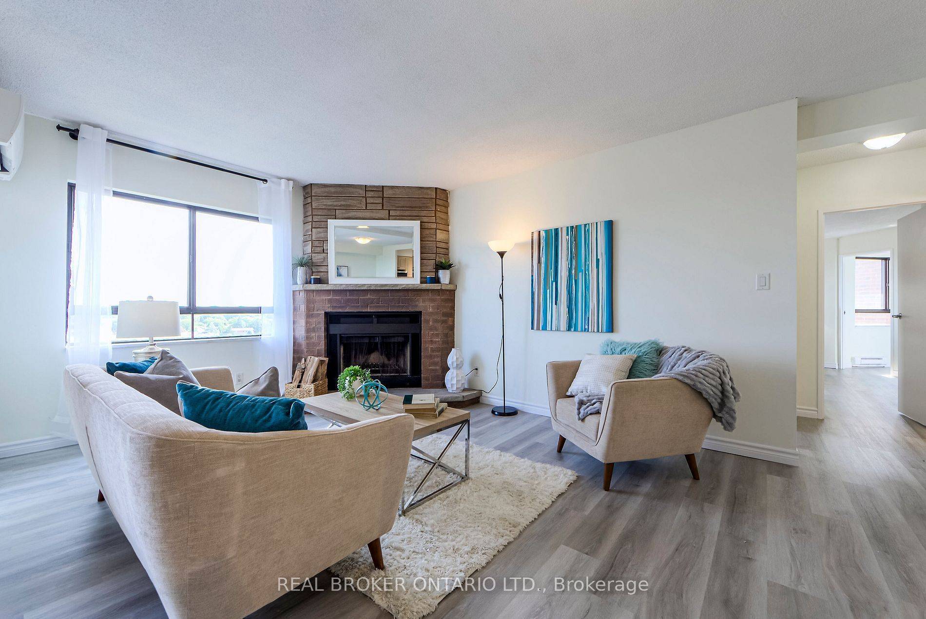 Mississauga, ON L5C 3Z5,1000 Cedarglen Gate #611