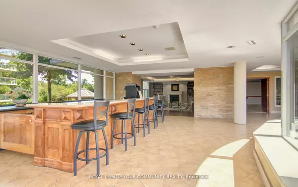 Vaughan, ON L4K 5N6,2502 Rutherford RD #112