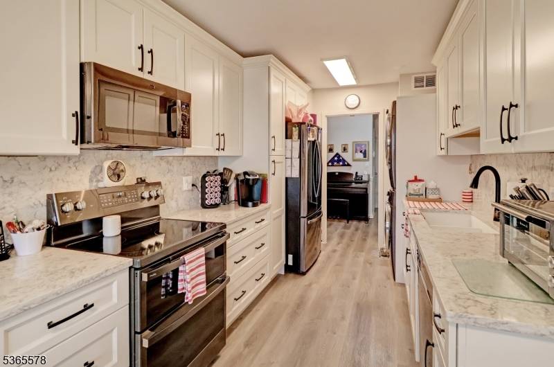 Verona Twp., NJ 07044,2 Claridge Dr. 7LW