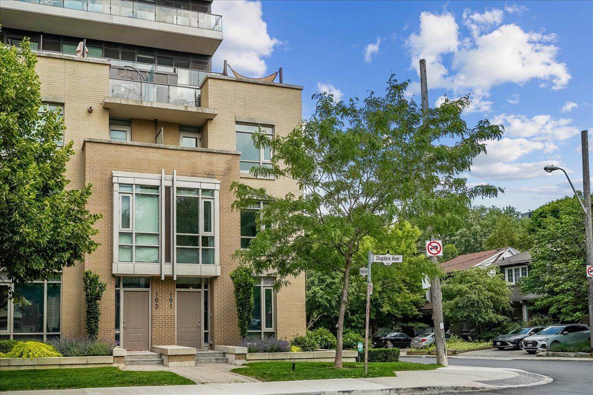 Toronto C03, ON M5P 2B1,191 Duplex AVE #105