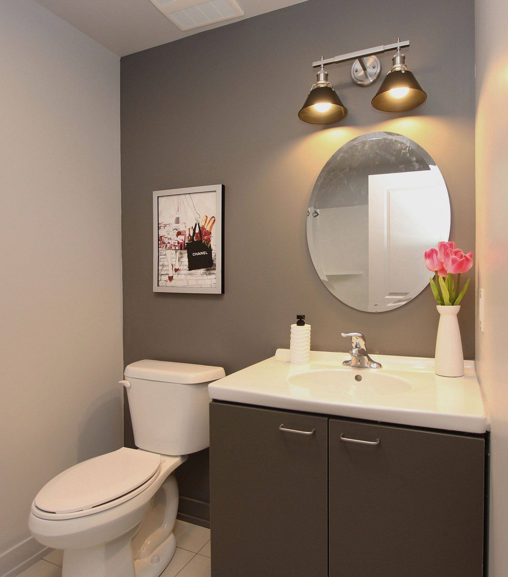 Oshawa, ON L1H 1A9,14 1/2 King ST E #211