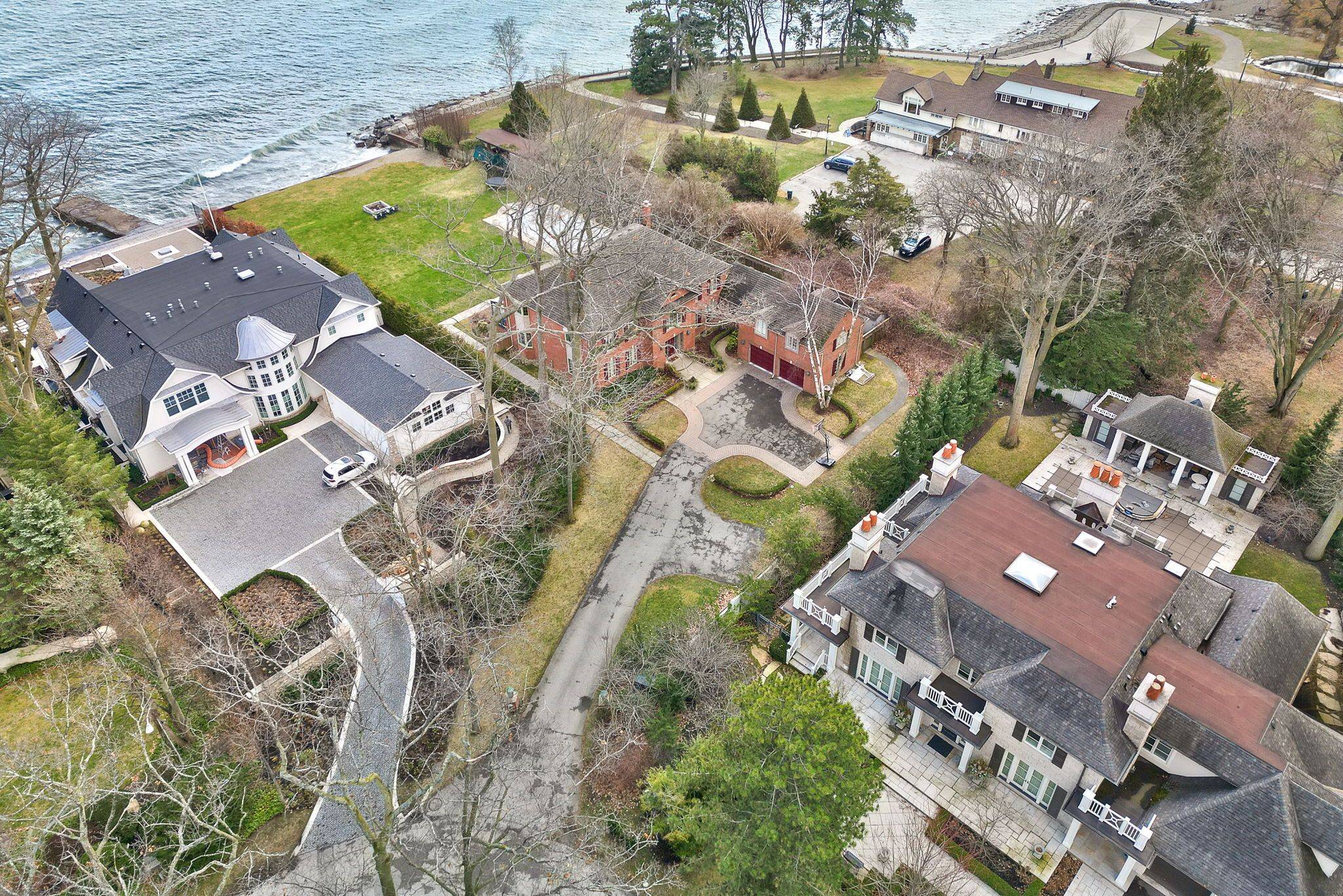 Oakville, ON L6J 4N2,16 Ennisclare DR W
