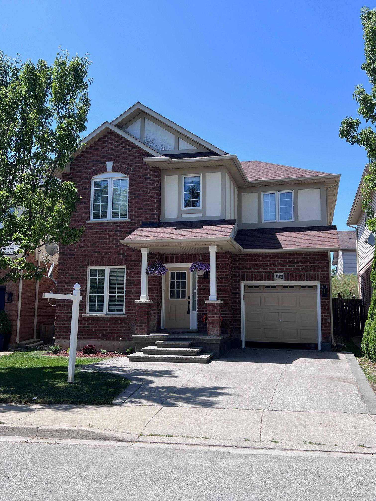Burlington, ON L7L 7L1,5209 Danielle DR