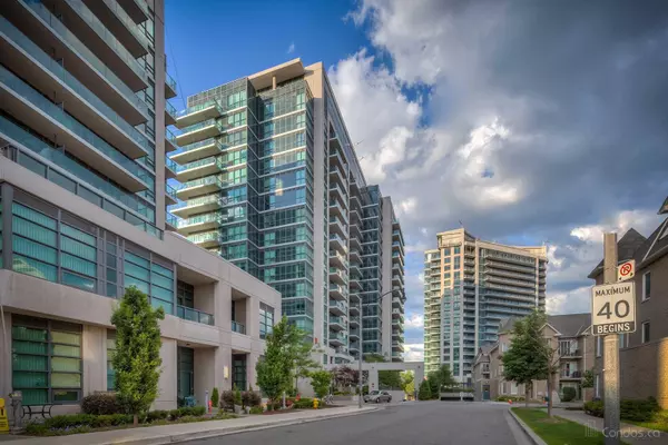 35 Brian Peck CRES #PH18, Toronto C11, ON M4G 0A5