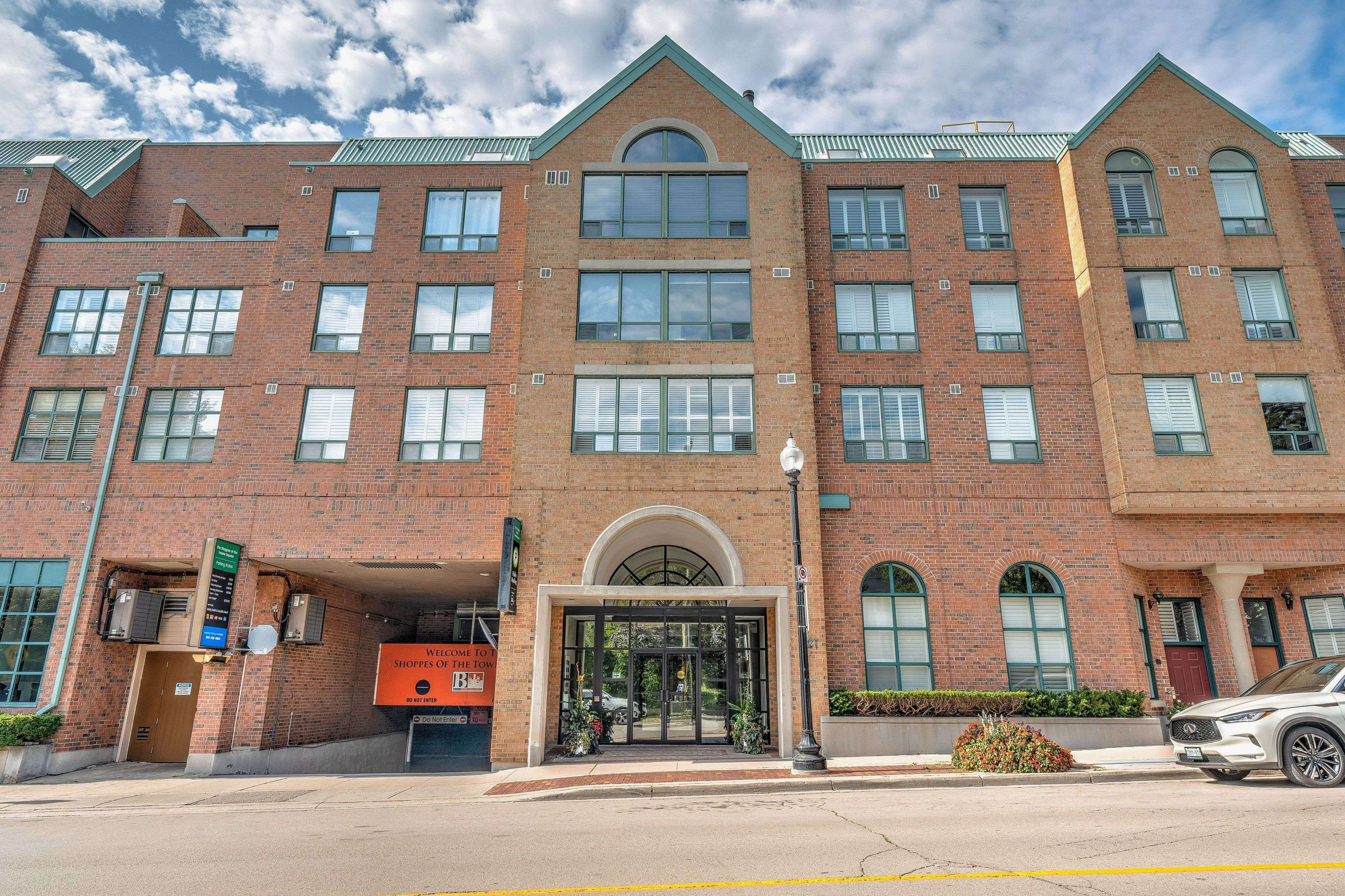 Oakville, ON L6J 7N9,221 Robinson ST #PH8