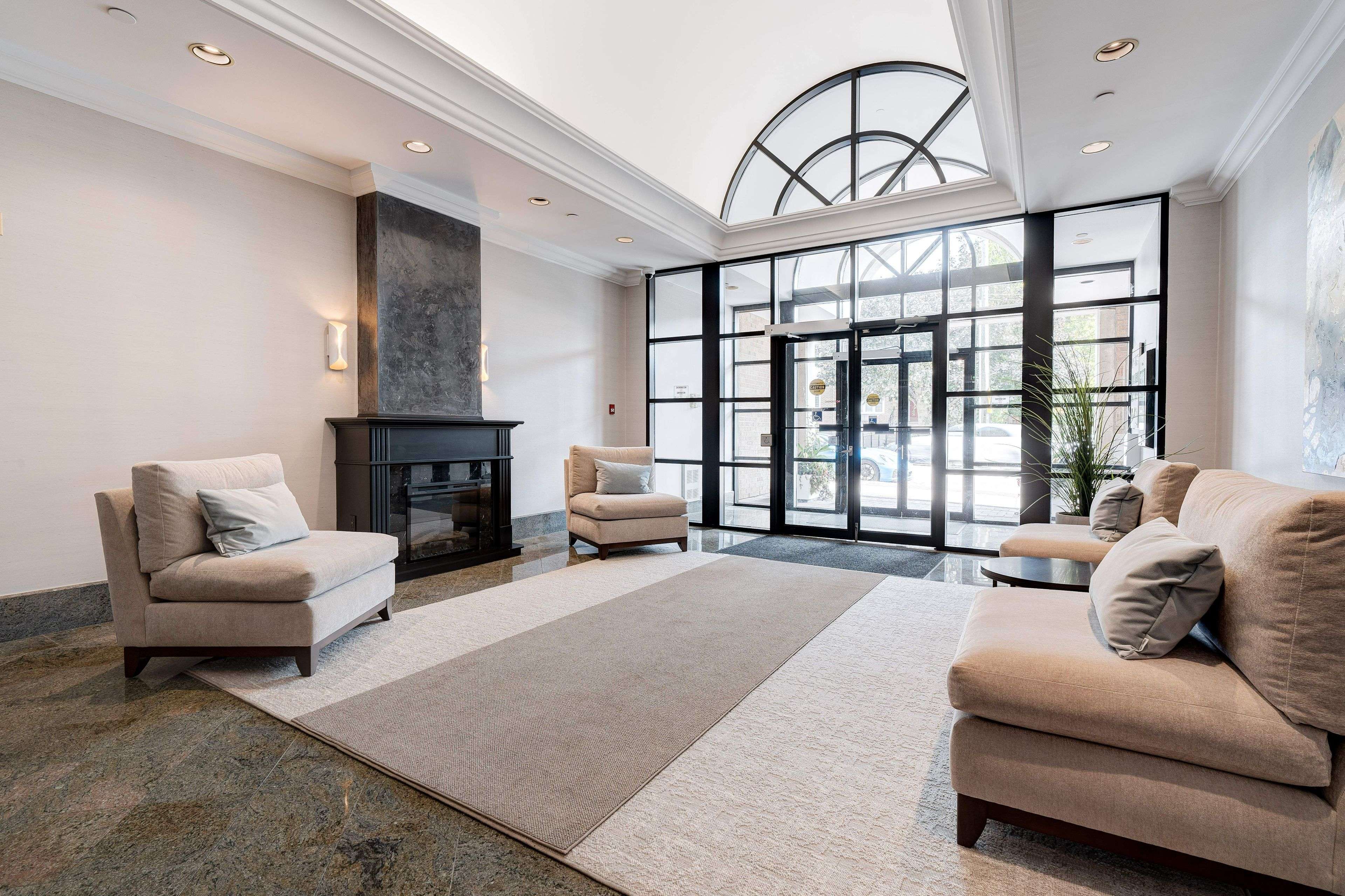 Oakville, ON L6J 7N9,221 Robinson ST #PH8