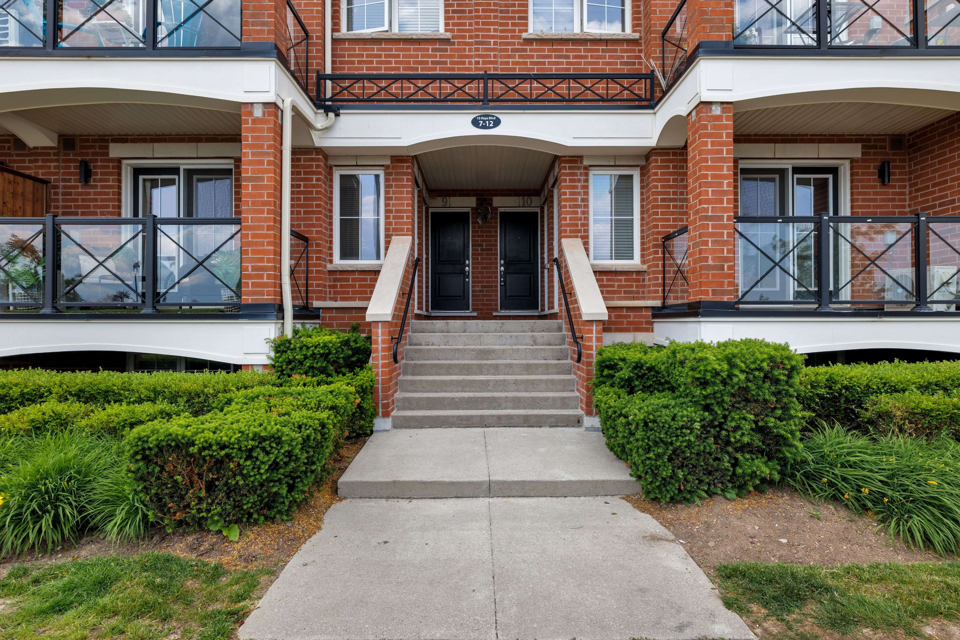 Oakville, ON L6H 0H8,15 Hays BLVD #10