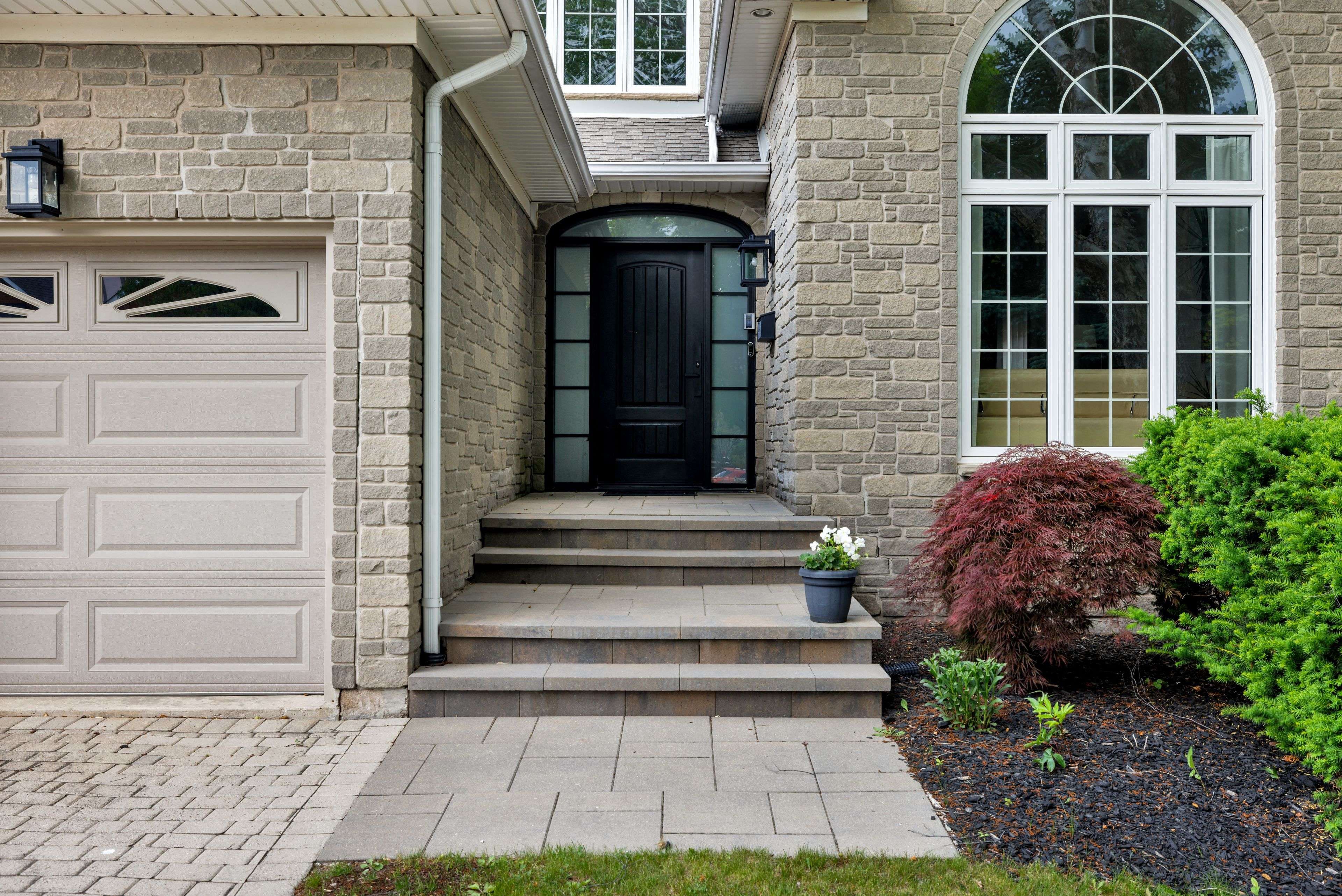 Oakville, ON L6M 3K9,1061 Summit Ridge DR