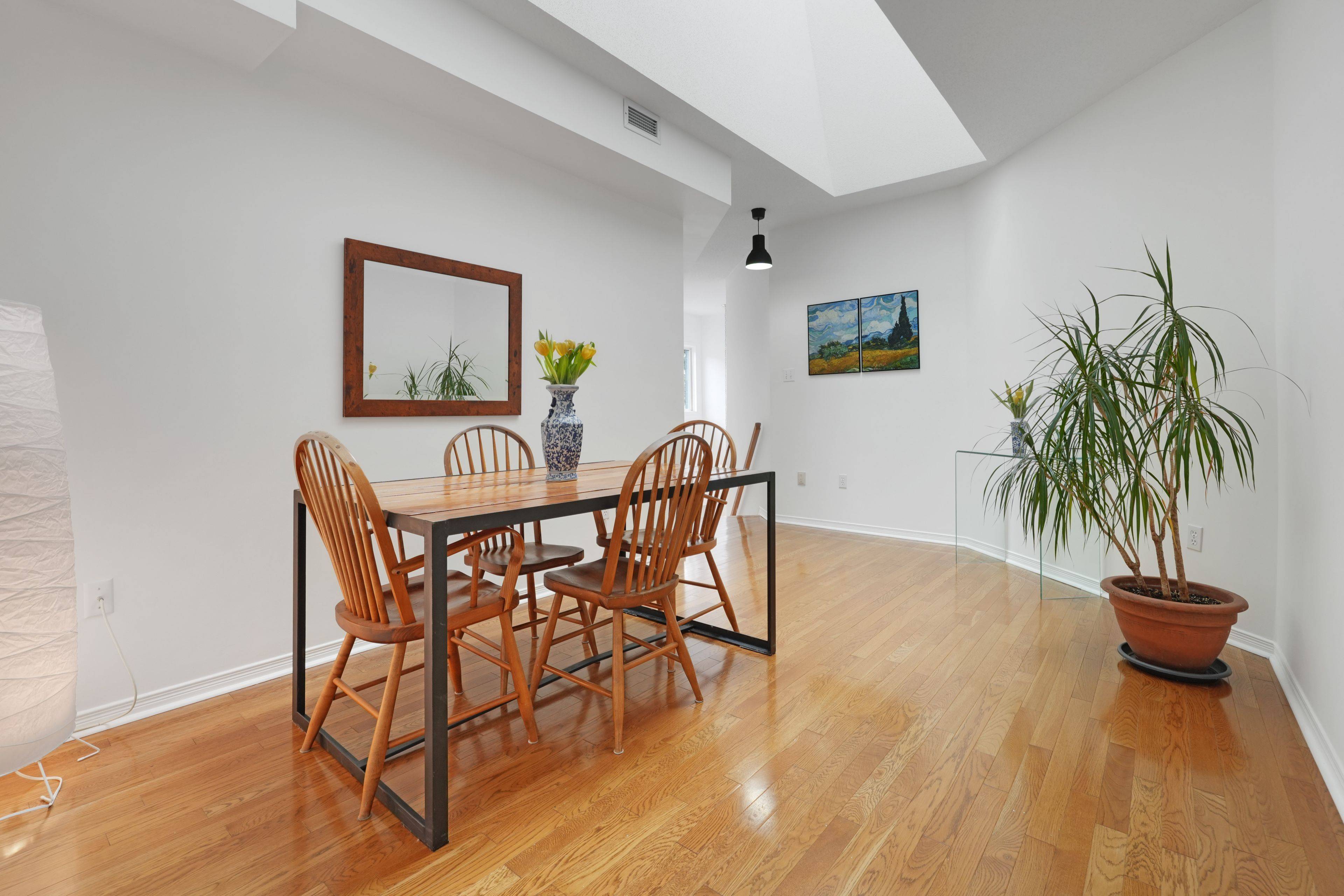 Kanata, ON K2K 2W1,116 Robson CT