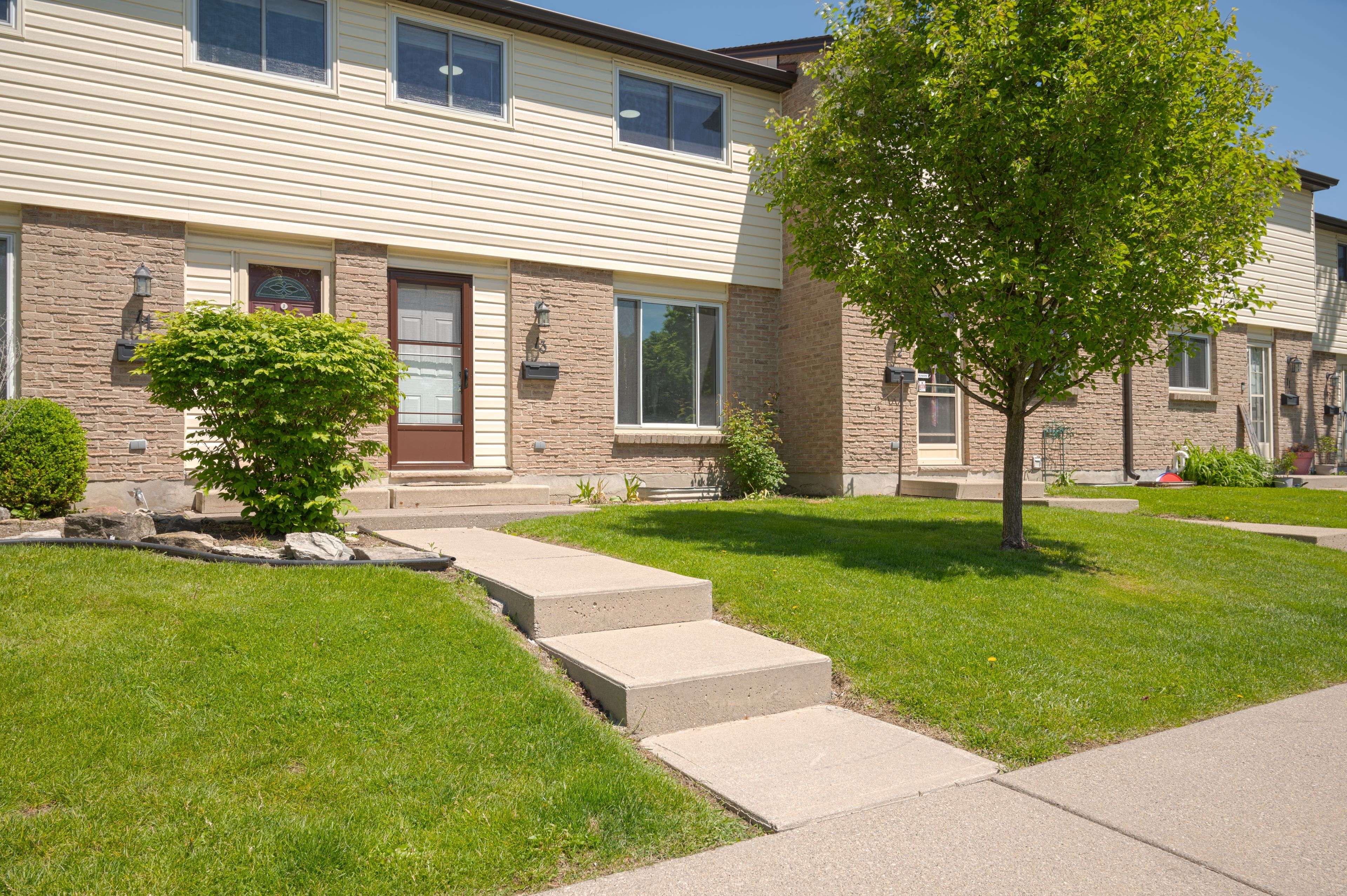 Sarnia, ON N7S 4T5,215 Trudeau DR #13