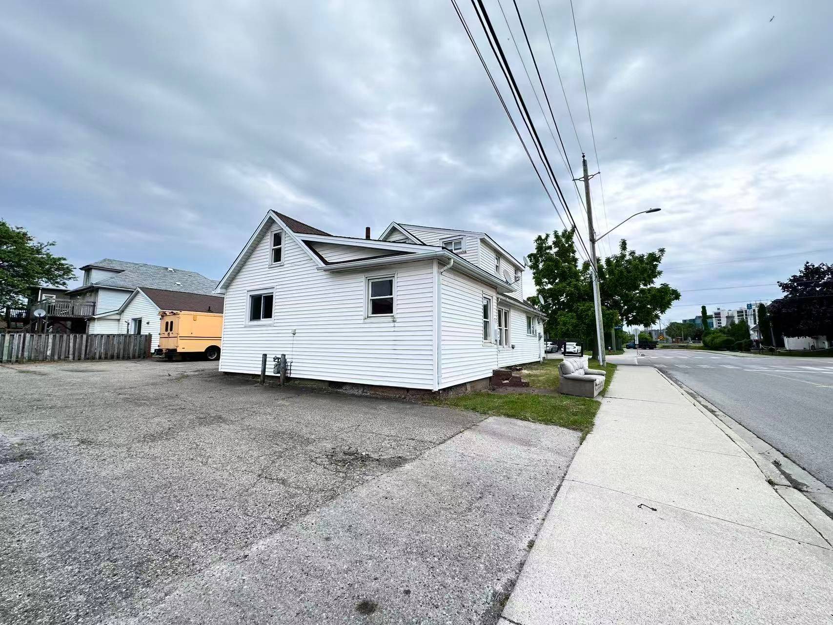 Niagara Falls, ON L2G 3T3,5703 DESSON AVE #3