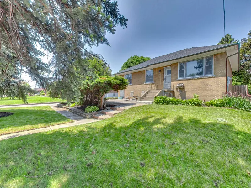 34 Glen Belle CRES, Toronto W04, ON M6A 1S3