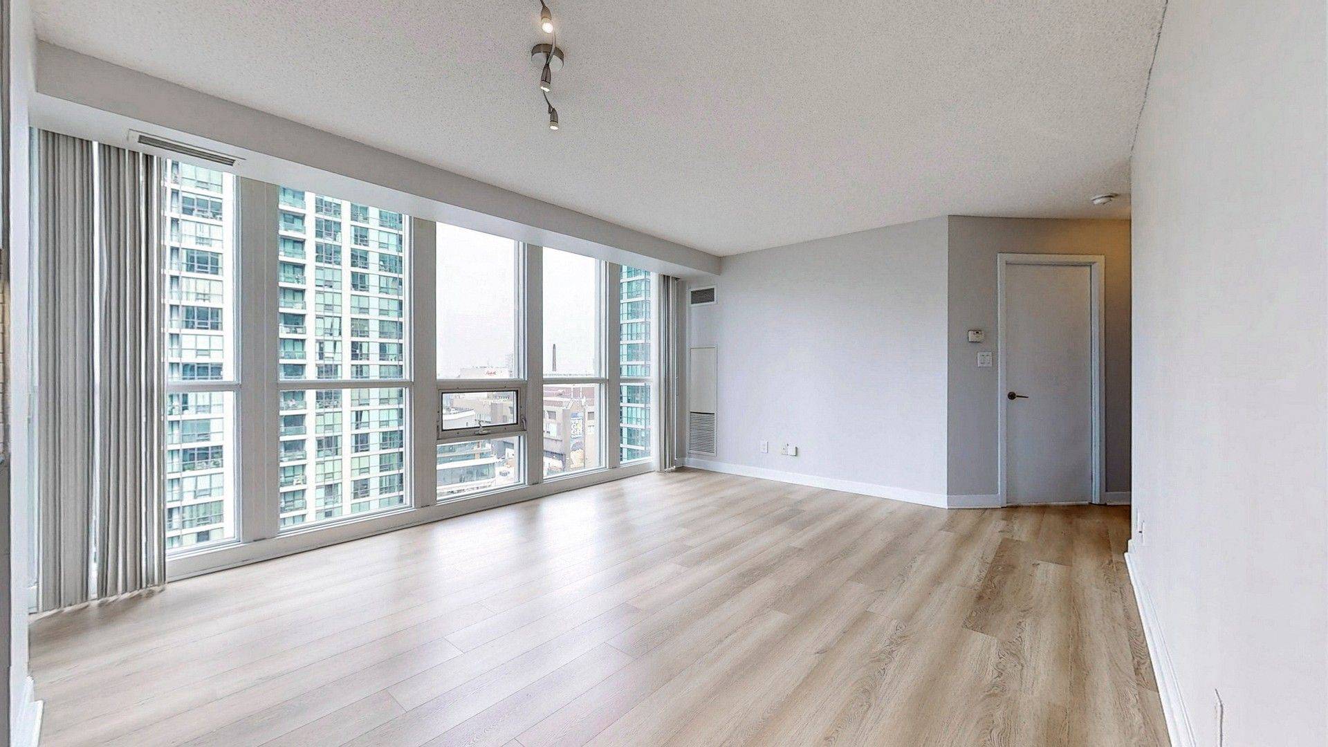 Toronto C01, ON M5J 2Z6,18 Harbour ST #1305