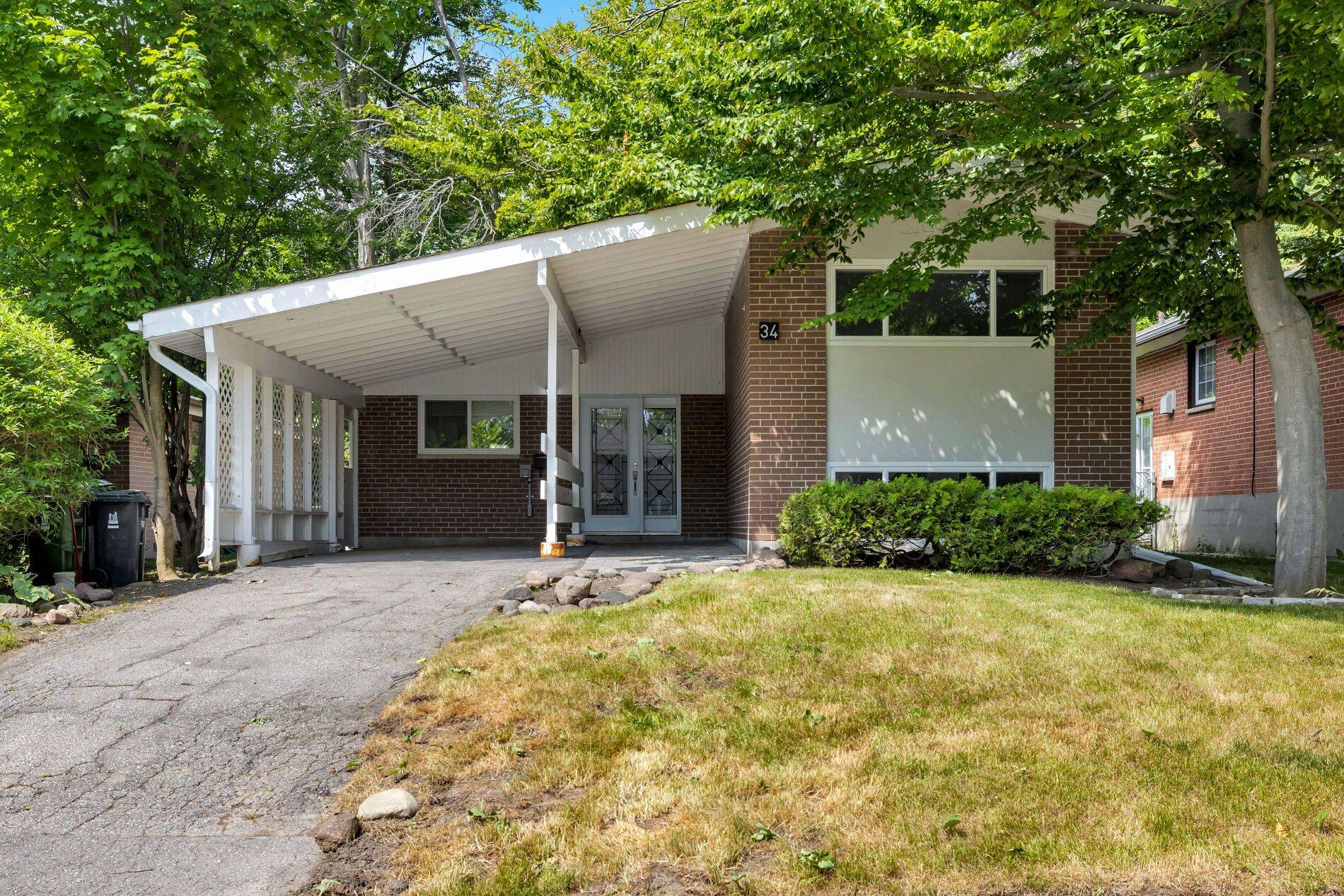 Toronto E08, ON M1E 1X7,34 Lyncroft DR