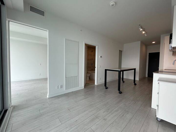 Barrie, ON L4N 1S9,39 Mary ST #1810