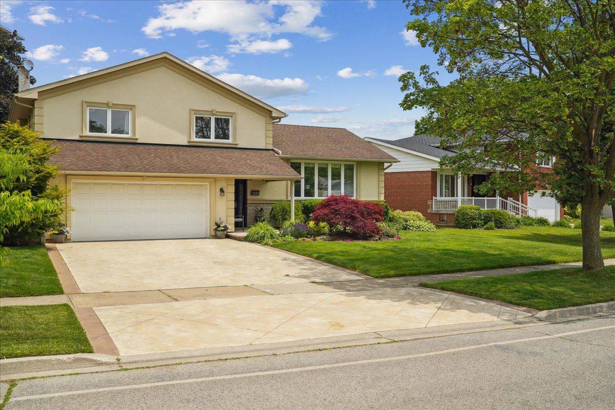 3469 Grand Forks RD, Mississauga, ON L4Y 3N1