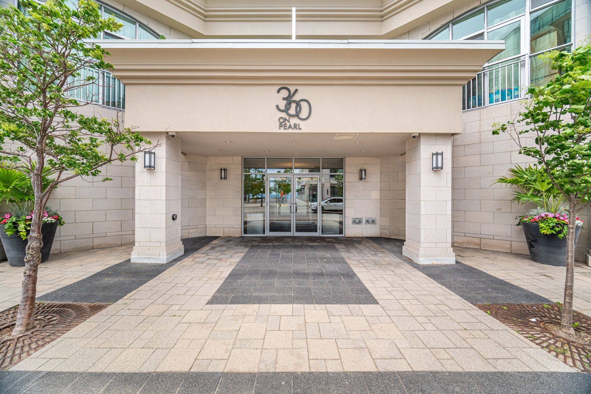 Burlington, ON L7R 1E1,360 Pearl ST #303
