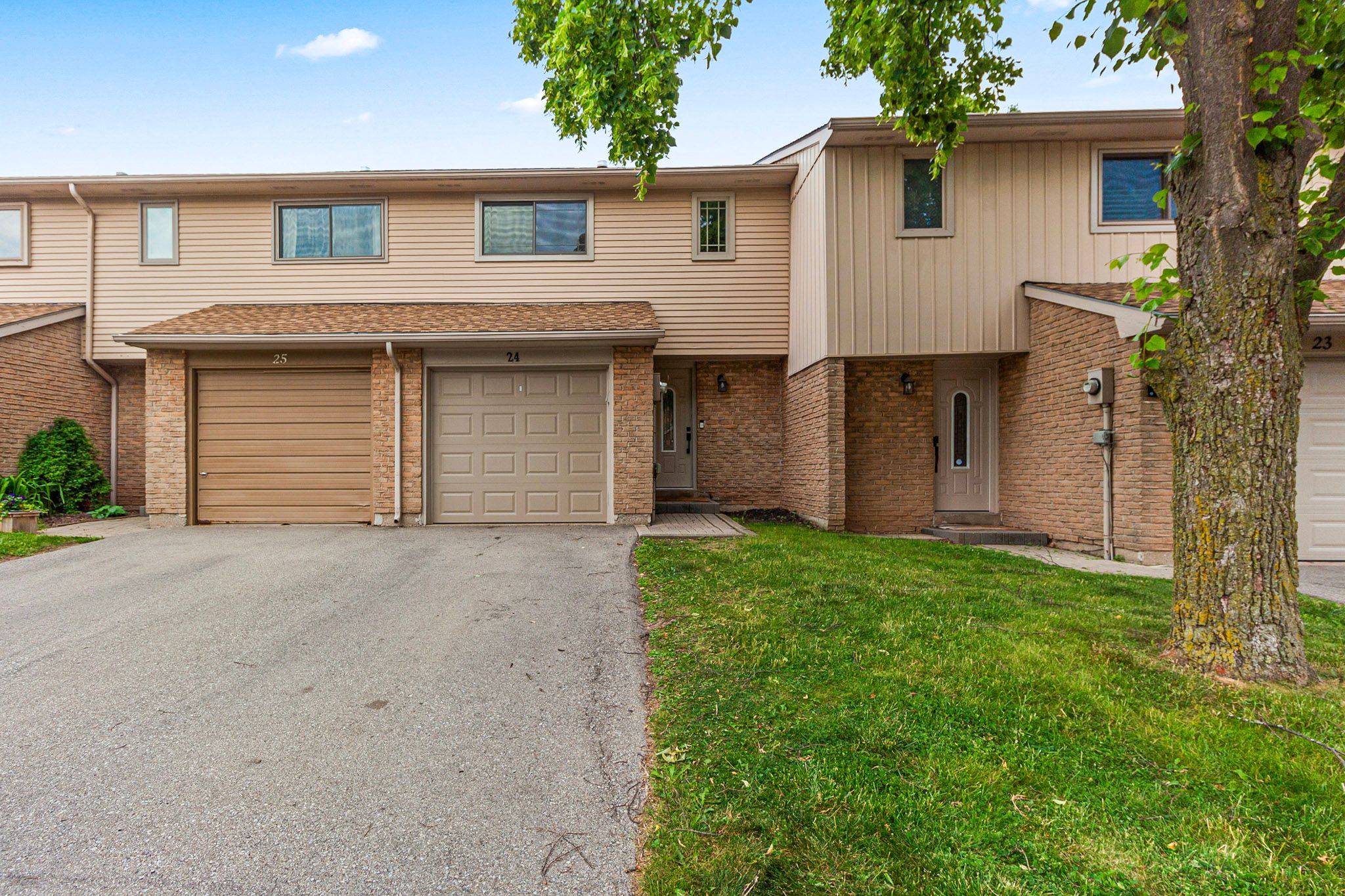 1528 Lancaster DR #24, Oakville, ON L6H 2Z3