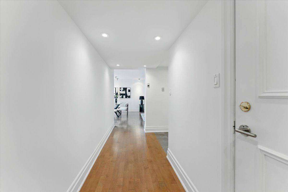 Toronto W06, ON M8V 2Z6,2045 Lake Shore BLVD W #1605
