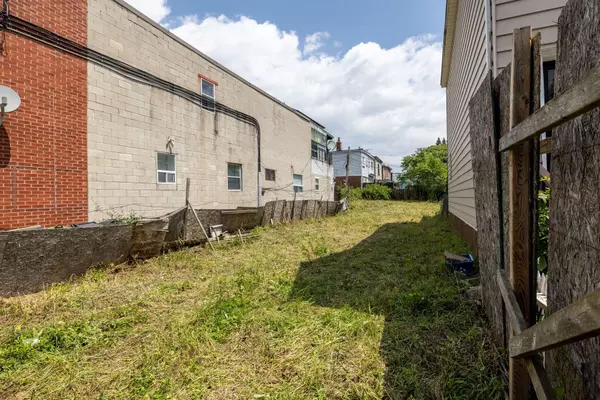 Toronto E02, ON M4L 3B1,69 Coxwell AVE