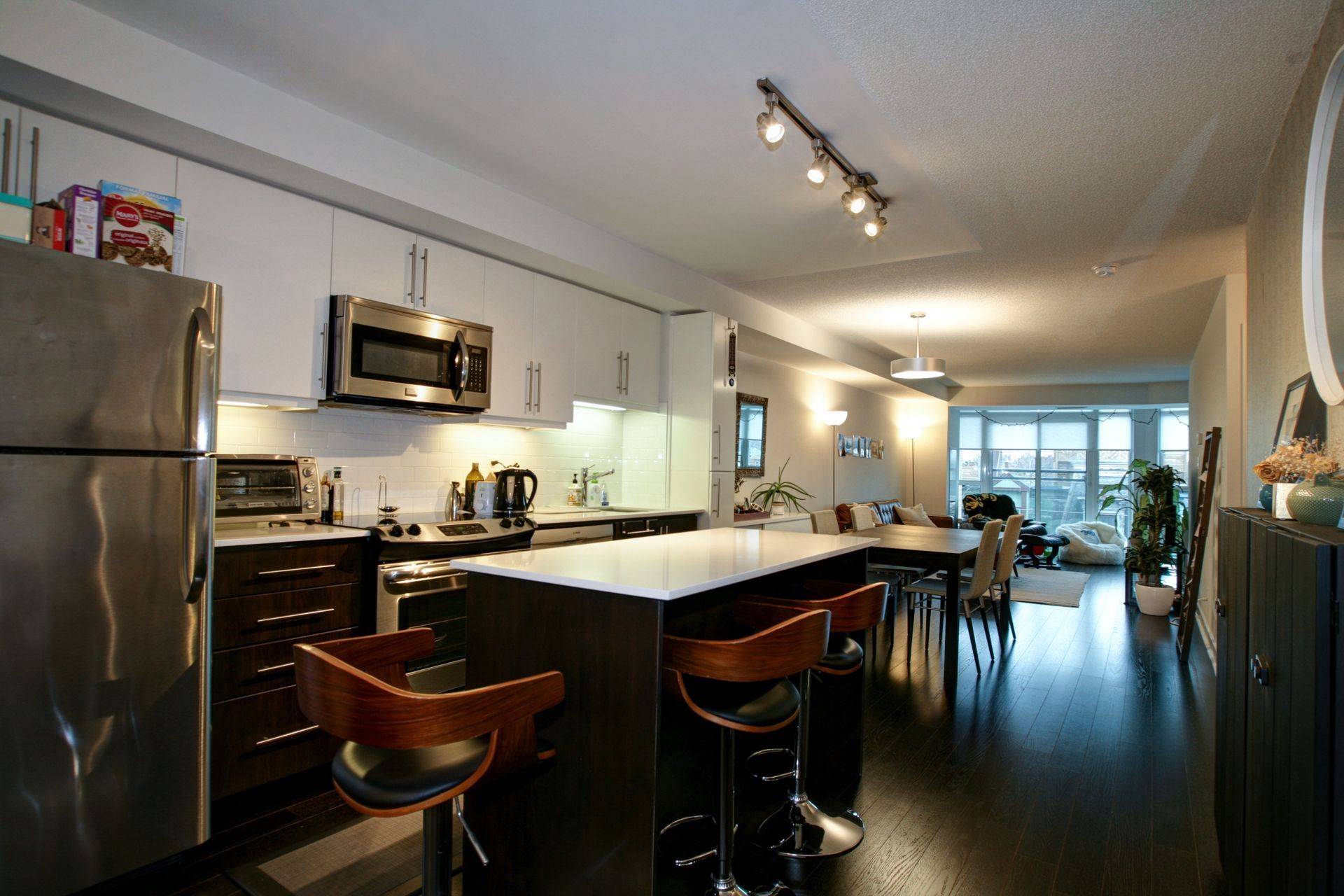 Toronto C01, ON M6J 0A4,1169 Queen ST W #418