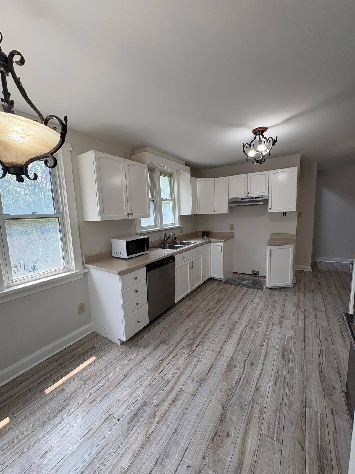 East Gwillimbury, ON L0G 1R0,20236 Leslie ST