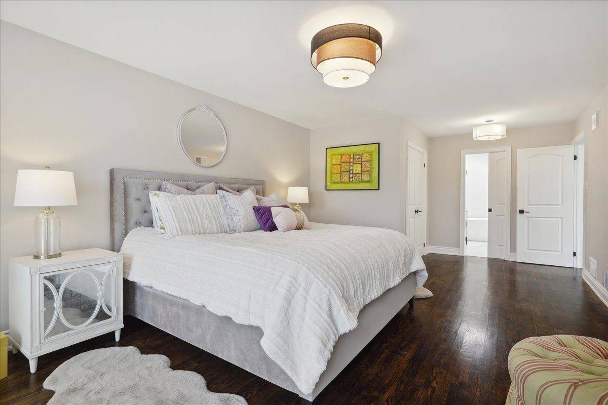 Mississauga, ON L5C 2X9,1141 Vicki LN