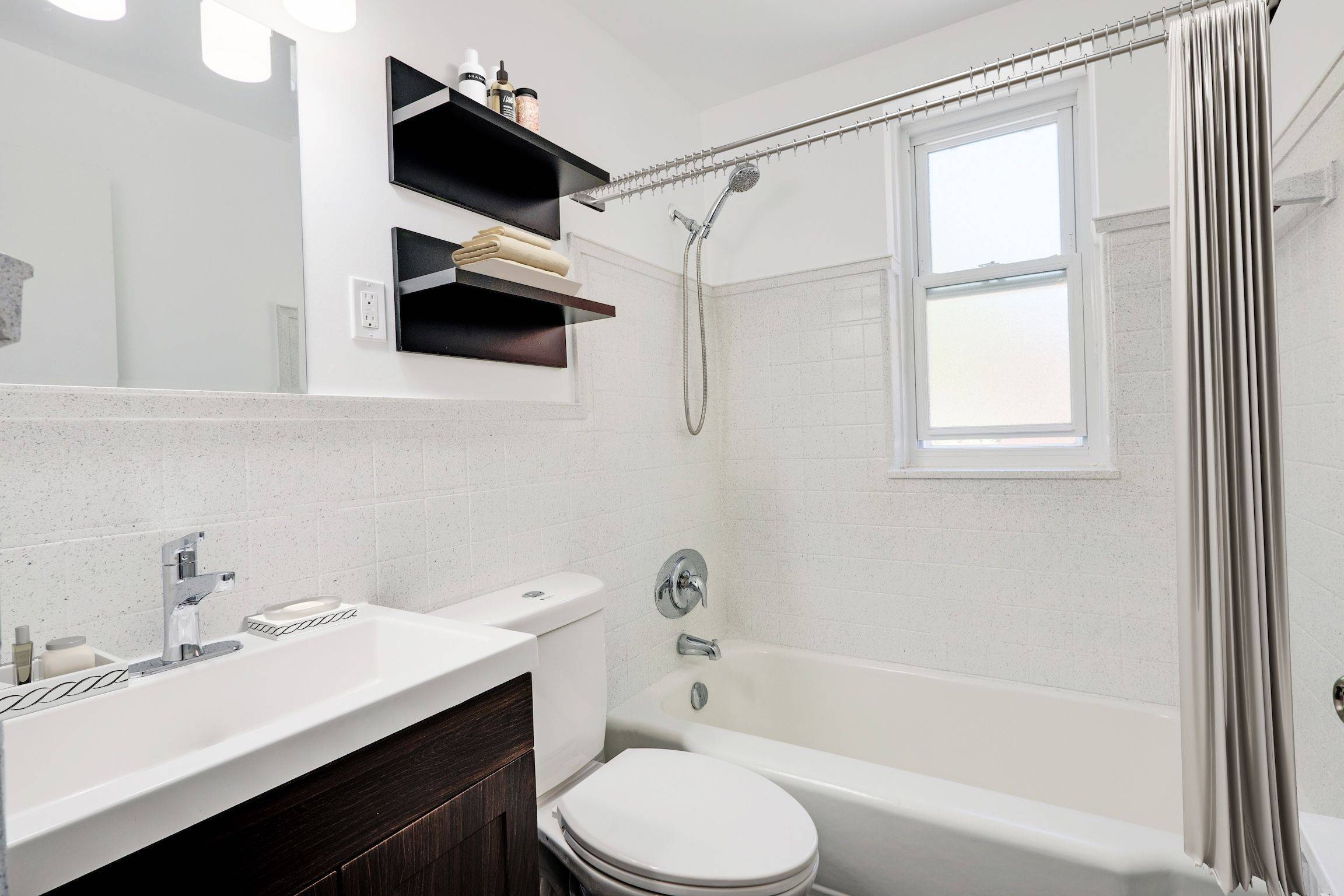 Toronto W08, ON M9B 3B3,18 Anglesey BLVD #105