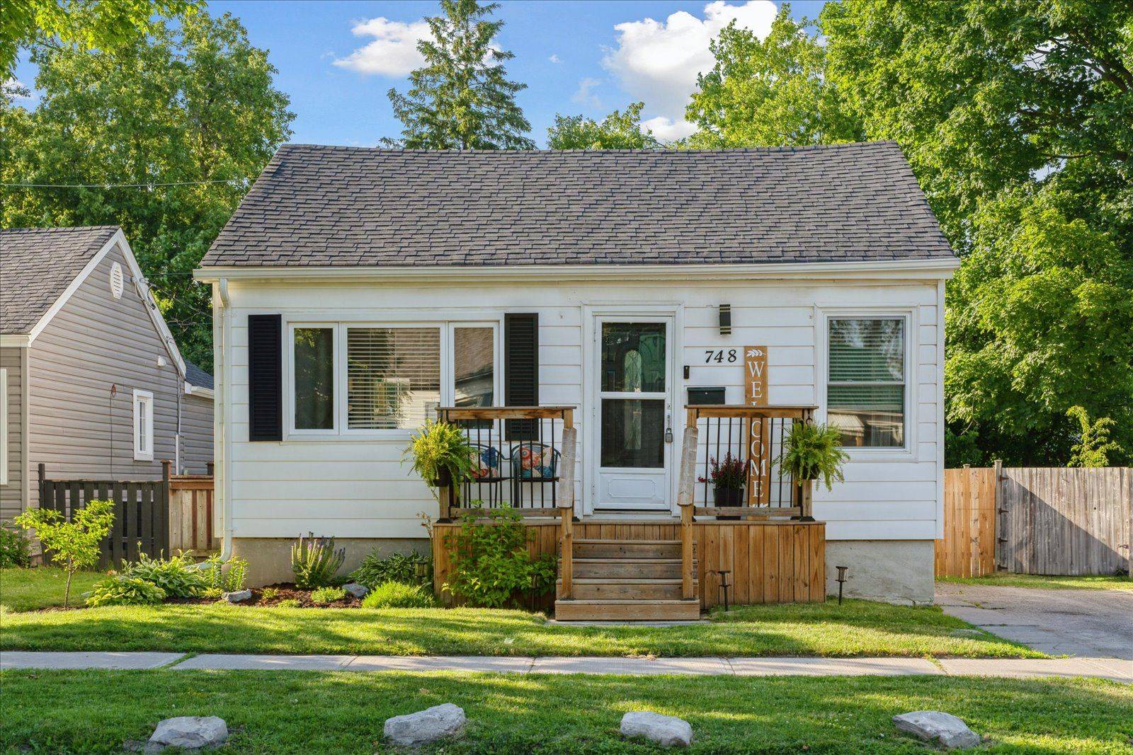 Peterborough Central, ON K9J 4K8,748 Brown ST