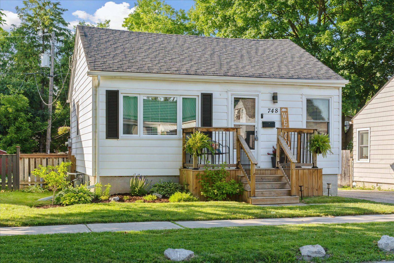 Peterborough Central, ON K9J 4K8,748 Brown ST
