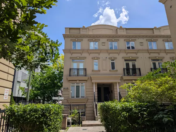 60 Carr ST #11, Toronto C01, ON M5T 1B7