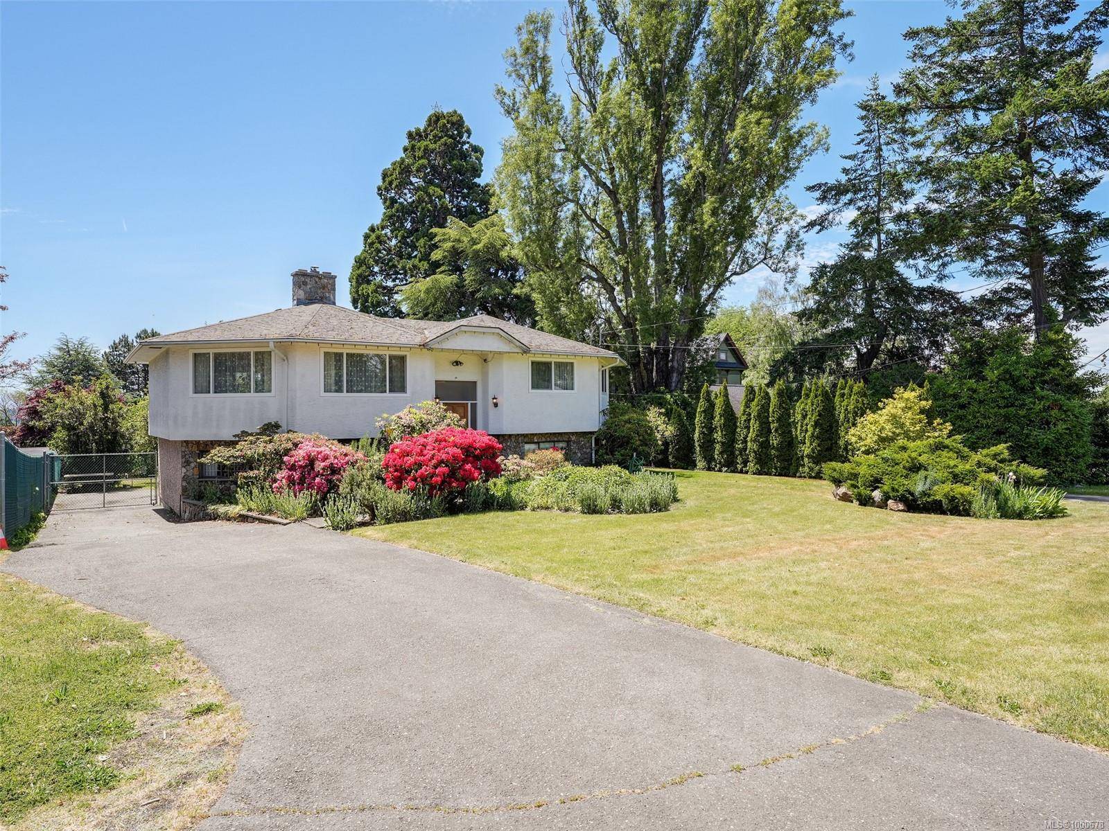 1531 Knight Ave, Saanich, BC V8P 1K8