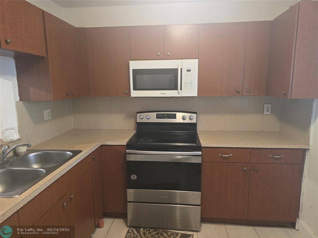 Lauderdale Lakes, FL 33311,2800 Somerset Dr #203j