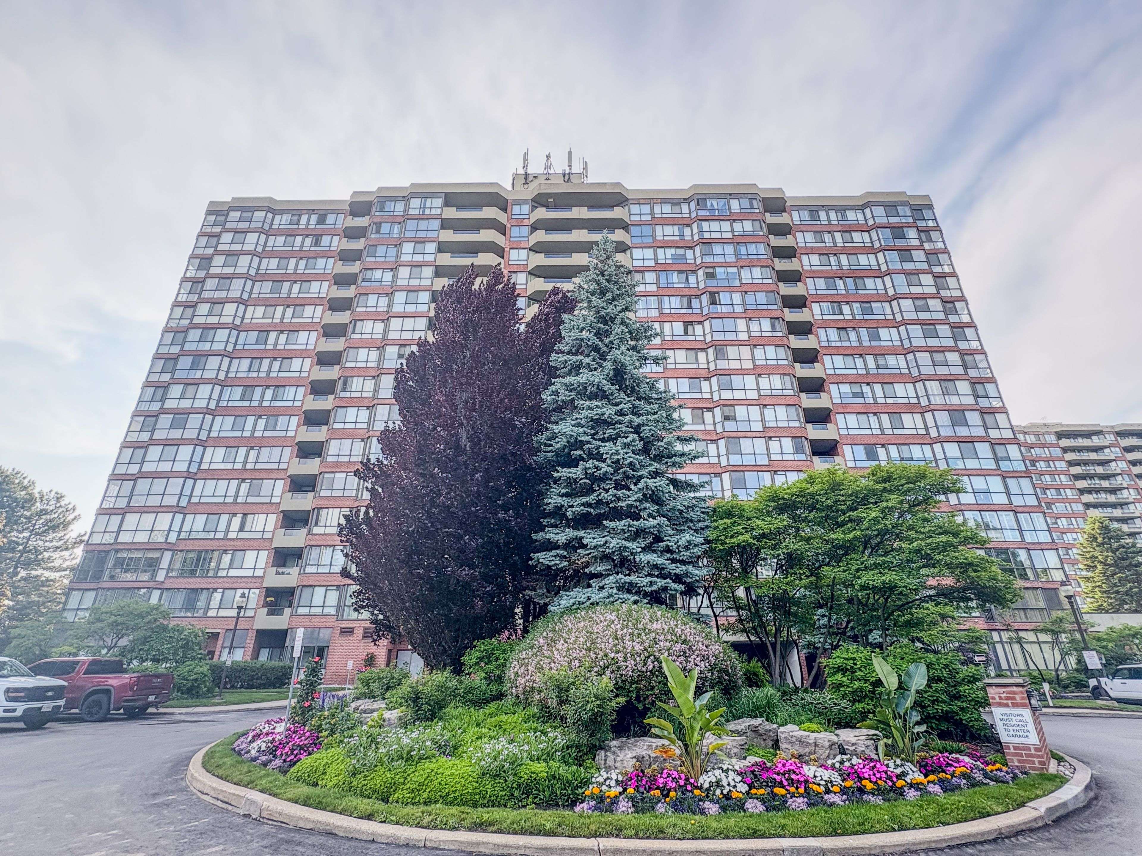 Richmond Hill, ON L4C 1T4,100 Observatory LN #307