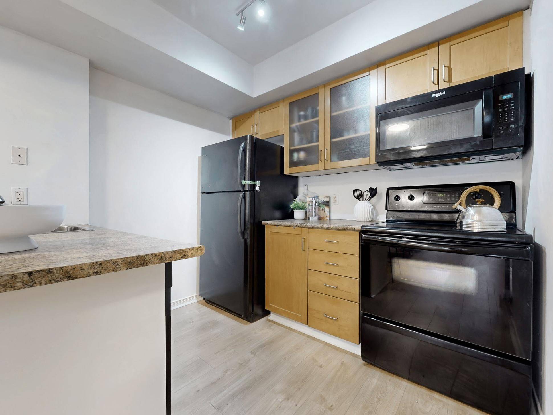 Toronto C01, ON M6K 3P1,46 Western Battery RD #826