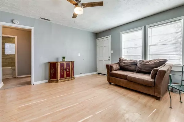 5114 Veterans Drive,  Dallas,  TX 75241