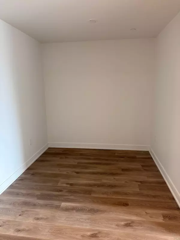 Mississauga, ON L5B 1H7,89 Dundas ST #229