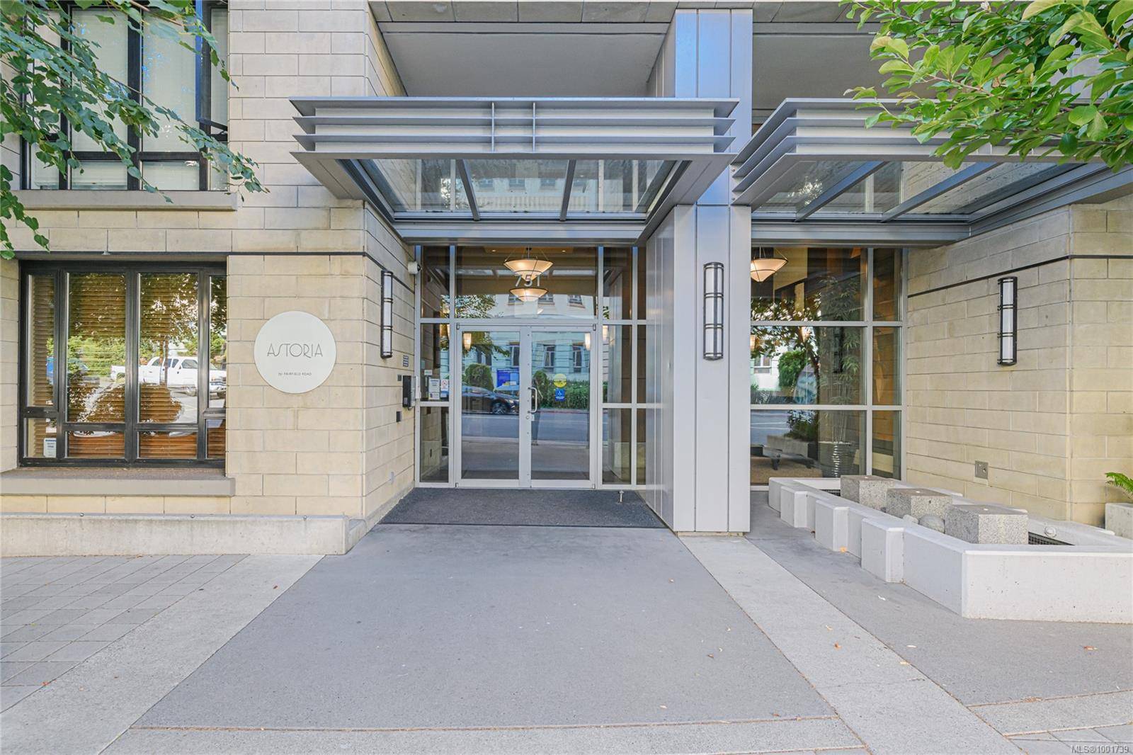 751 Fairfield Rd #506, Victoria, BC V8W 4A4
