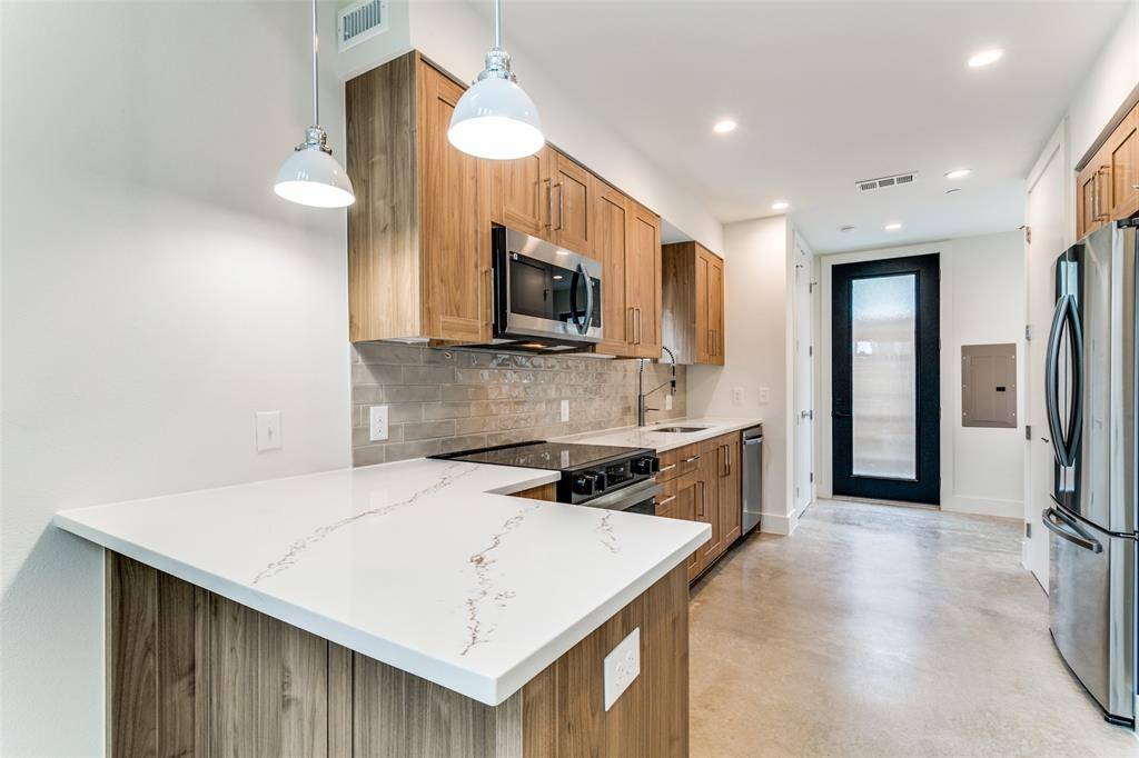 Dallas, TX 75204,4306 Deere Street #102