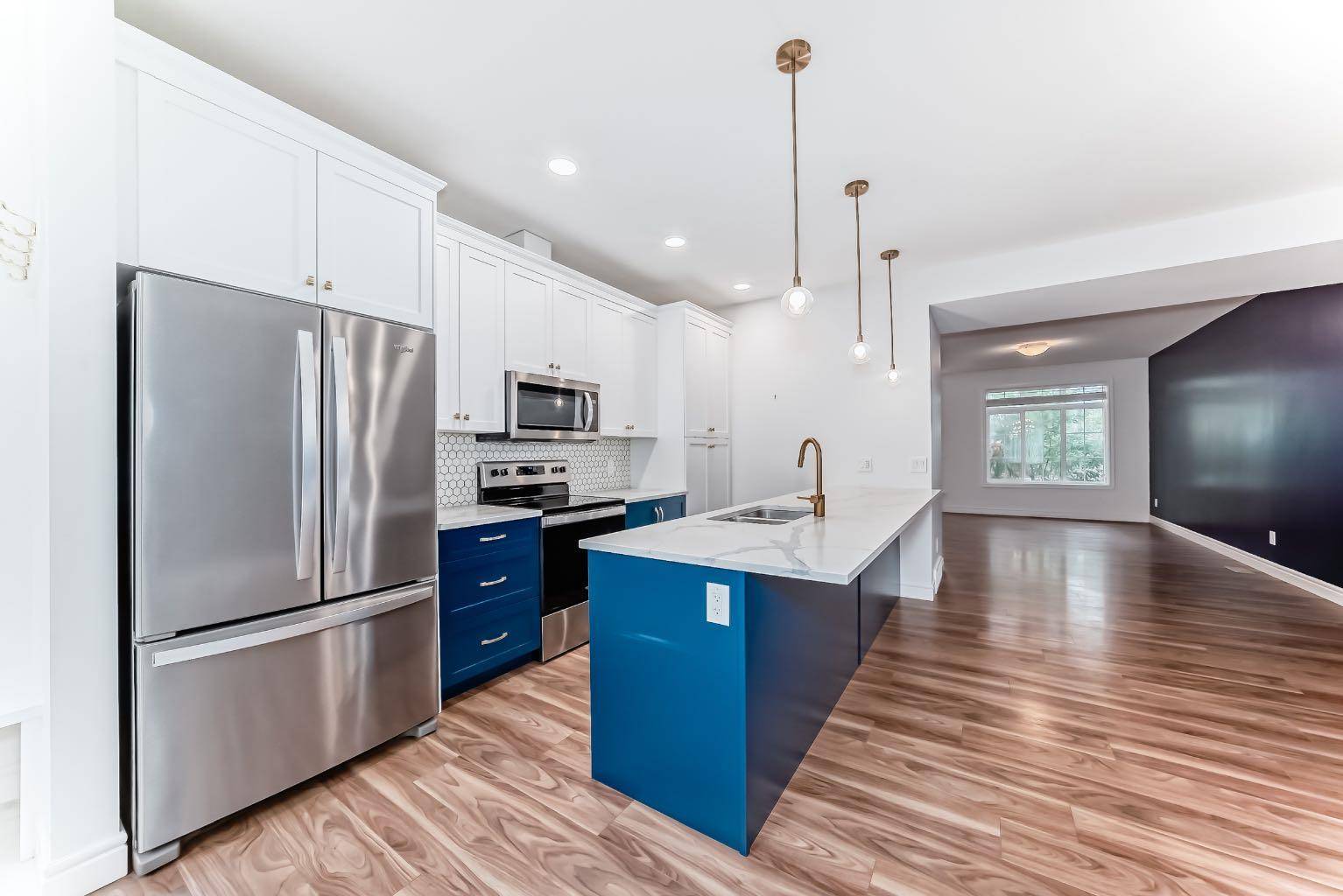208 Clydesdale AVE, Cochrane, AB T4C2S5