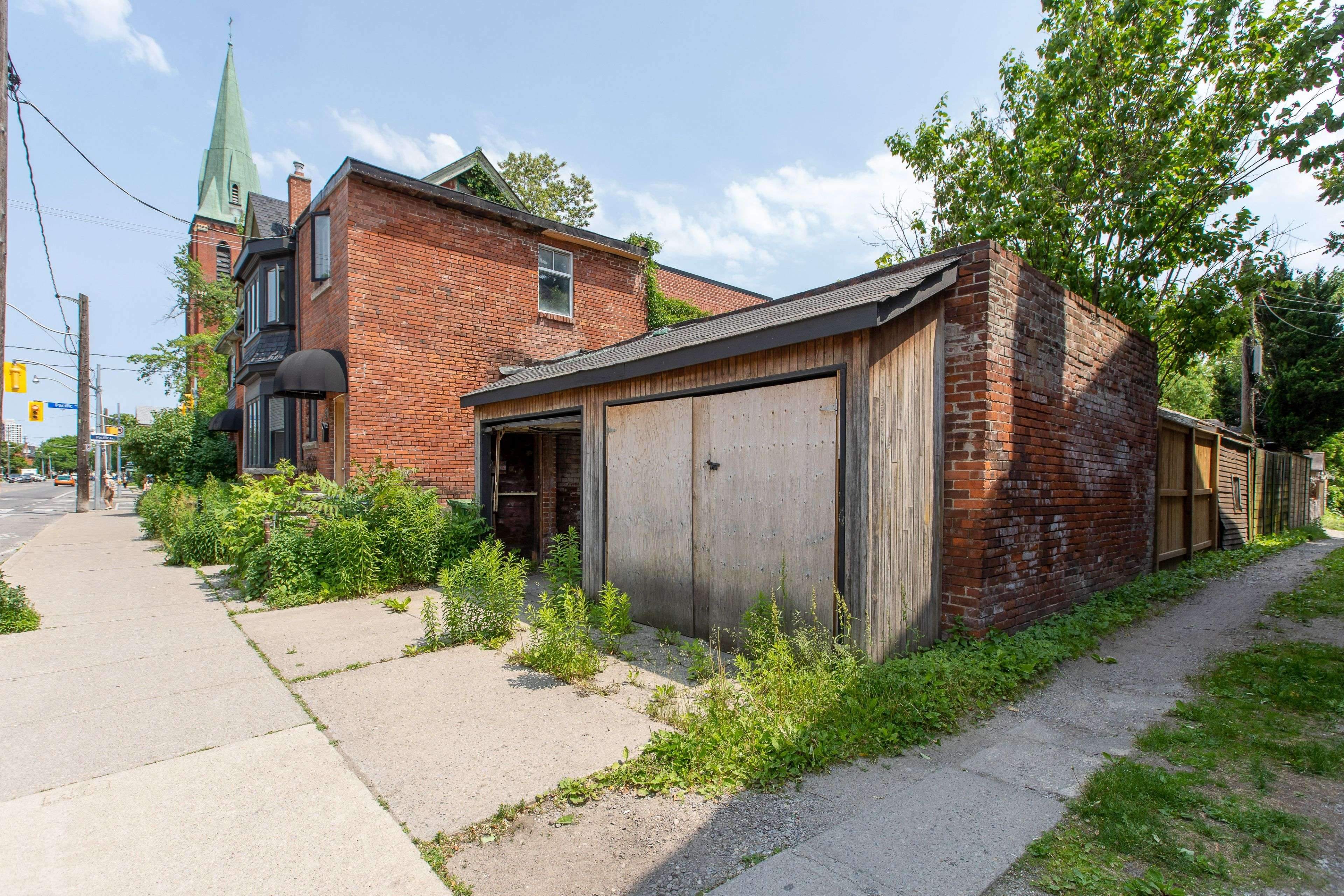 Toronto W02, ON M6P 2P9,336 Pacific AVE